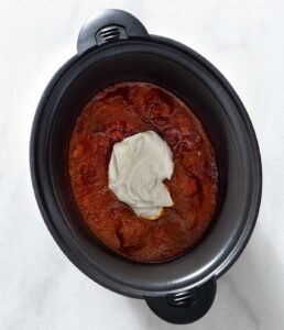 Creamy tomato chicken curry in a slow cooker.