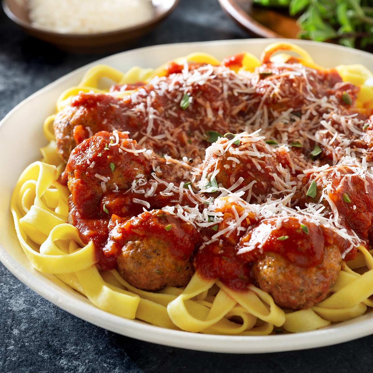 Pasta with meatballs and tomato sauce.
