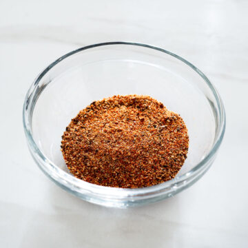 Roasted garlic, pepper and chipotle dry rub in a bowl.